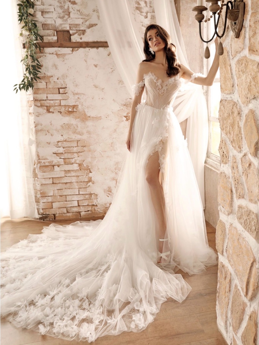 Romantic Off-Shoulder Wedding Dress with Floral Appliqué
